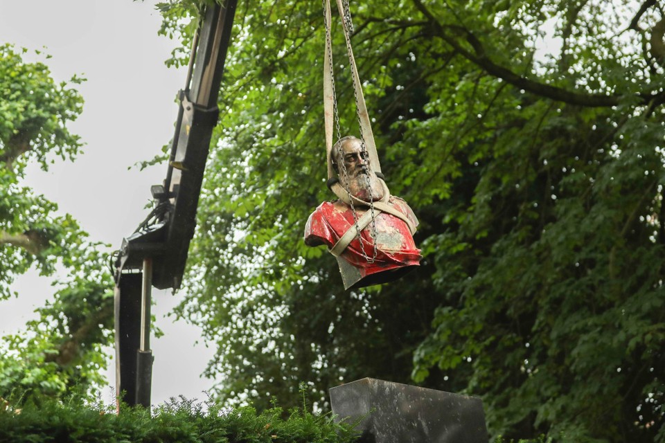 Een standbeeld van koning Leopold II wordt weggehaald. 