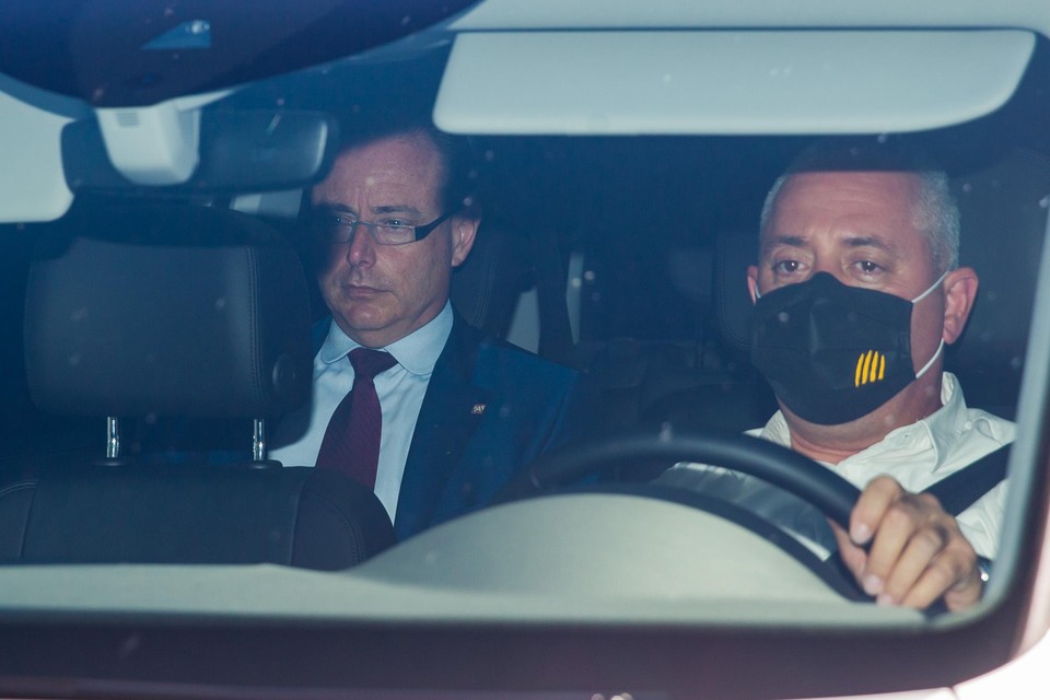 Bart De Wever na zijn onderhoud met koning Filip en PS-voorzitter Paul Magnette, vrijdagmiddag in het koninklijk paleis in Brussel. 