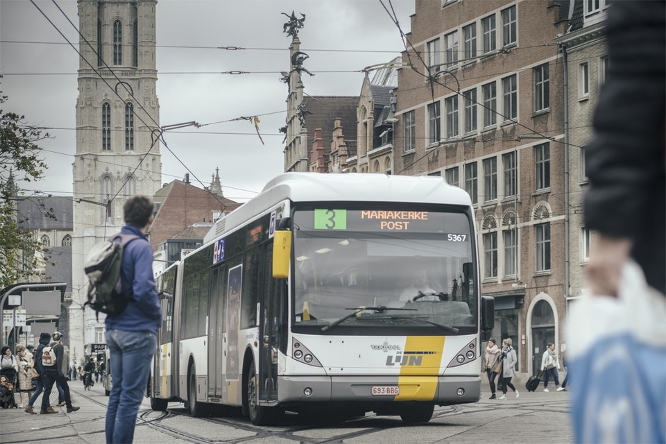 Lijnbus op de Korenmarkt in Gent. (Archiefbeeld) 