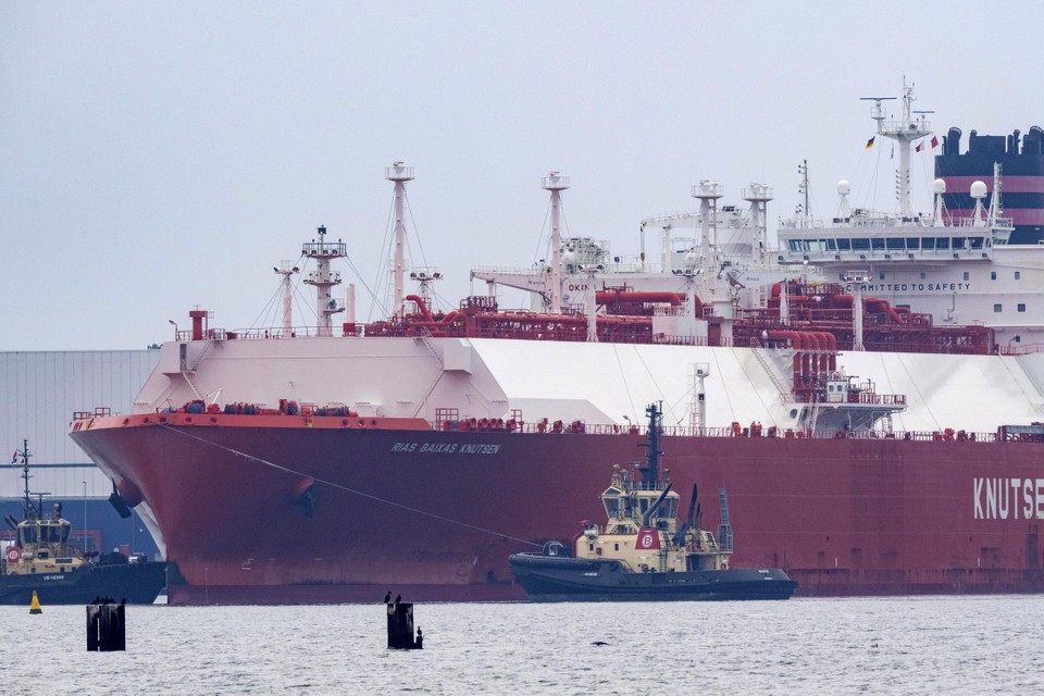 Een schip levert LNG (vloeibaar gas) in Duitsland