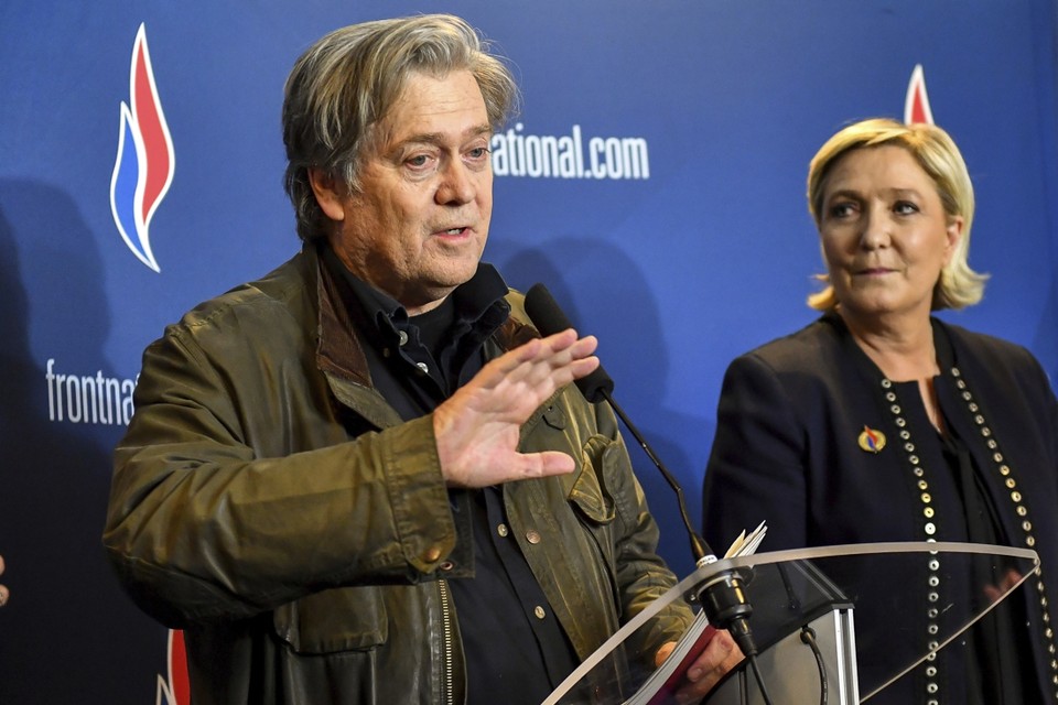 Steve Bannon (links) en Marine Le Pen (rechts) moeten de druk helpen opvoeren om het VN-migratiepact niet te ondertekenen. 