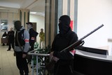 thumbnail: Een twintigtal gewapende en gemaskerde mannen hebben vanmorgen het stadhuis van Donetsk bezet.