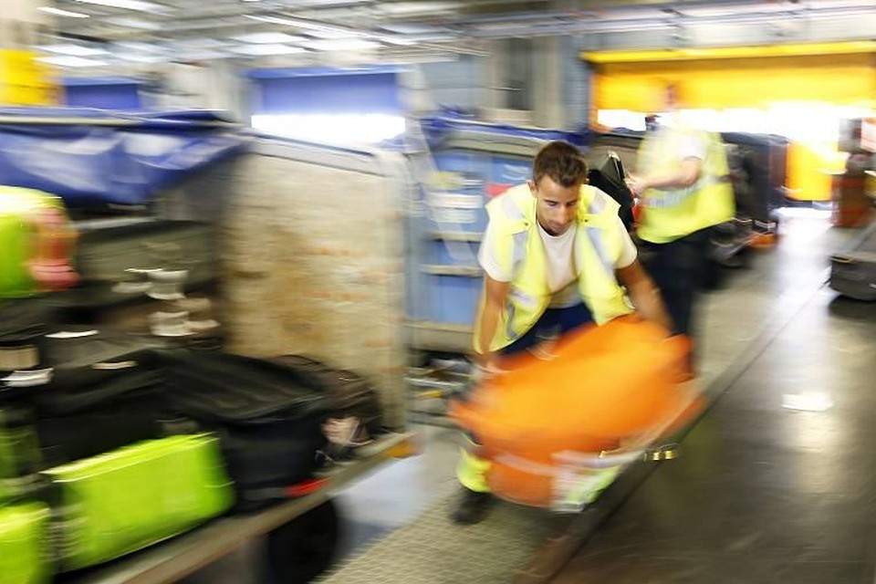 Een arbeider aan het werk in het nieuwe sorteercentrum op Brussels Airport