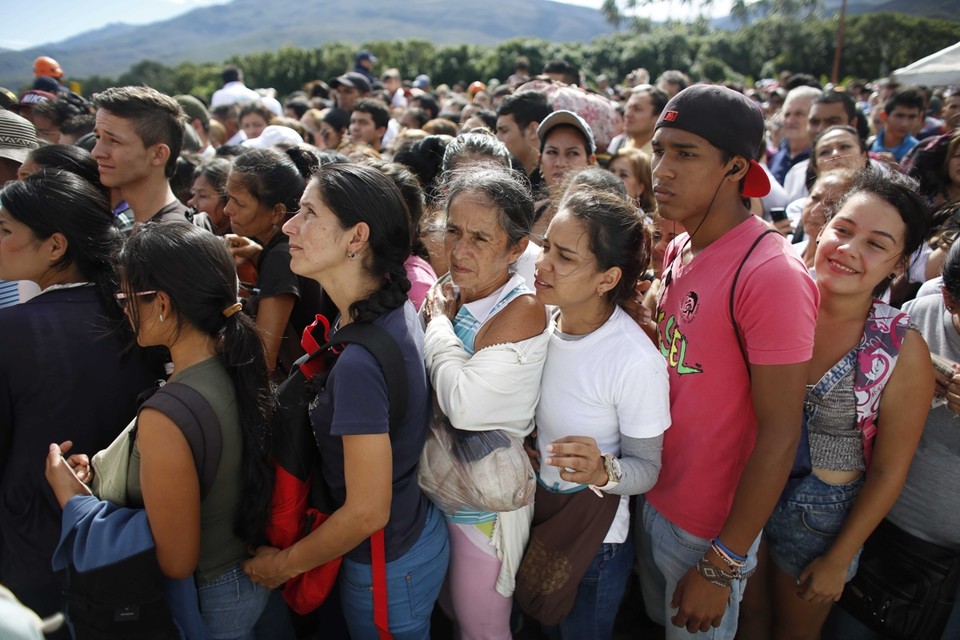 Venezolanen schuiven aan bij de grens met Colombia. 