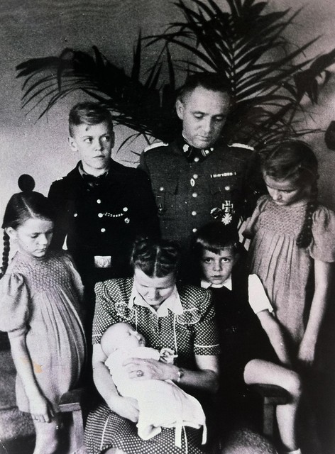 De familie Höss in de villa naast Auschwitz.