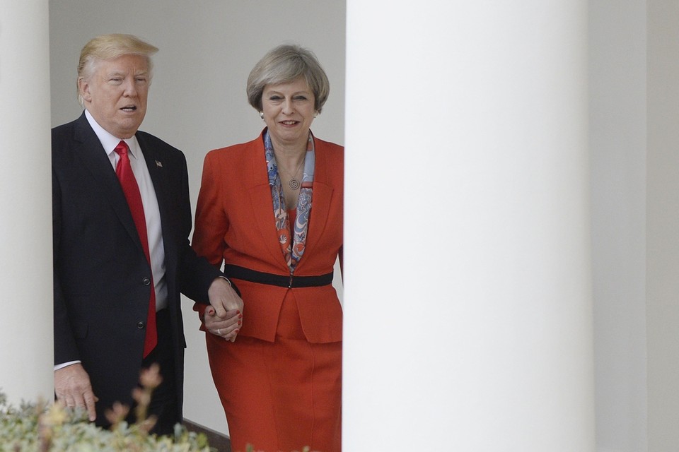 Donald Trump en Theresa May konden het altijd goed met elkaar vinden: hier wandelen ze hand in hand bij een bezoek van May aan het Witte Huis in januari 2017. 