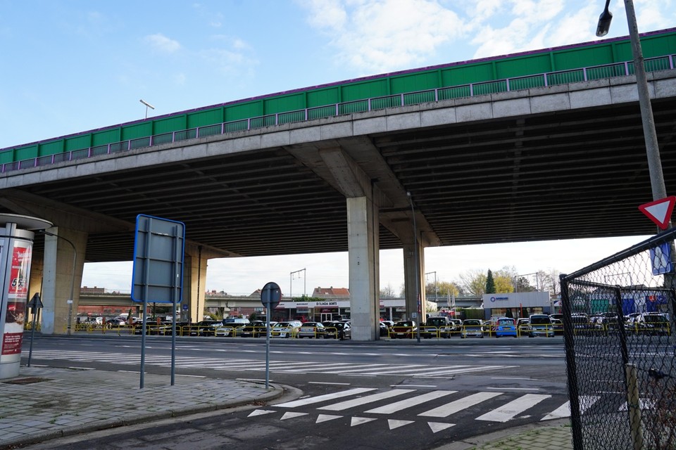 Onder het E17-viaduct in Gentbrugge is er onder andere een park-and-ride. 