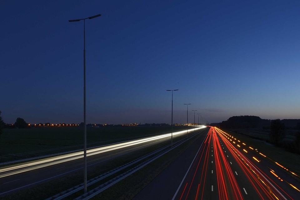 Automobilisten op de A4 tussen Amsterdam en Den Haag rijden nu nog in het donker. 
