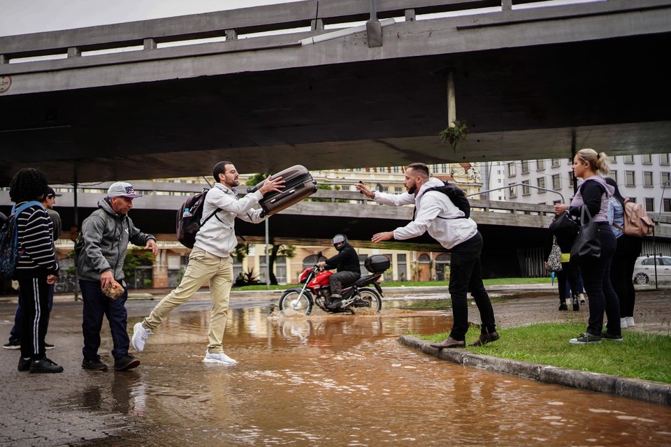 Inwoners ontvluchten overstroomd gebied in Porto Alegre.