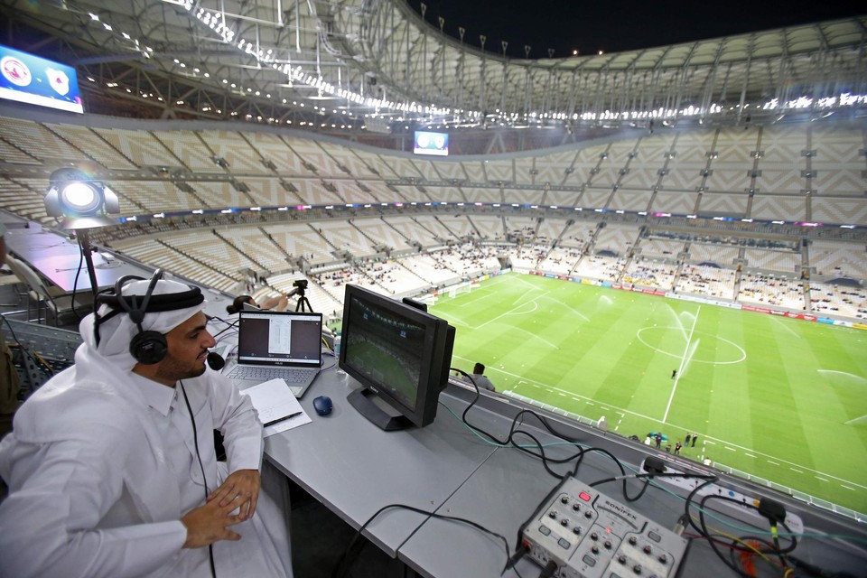 Een commentator aan het werk in het Lusail stadium in Doha.  