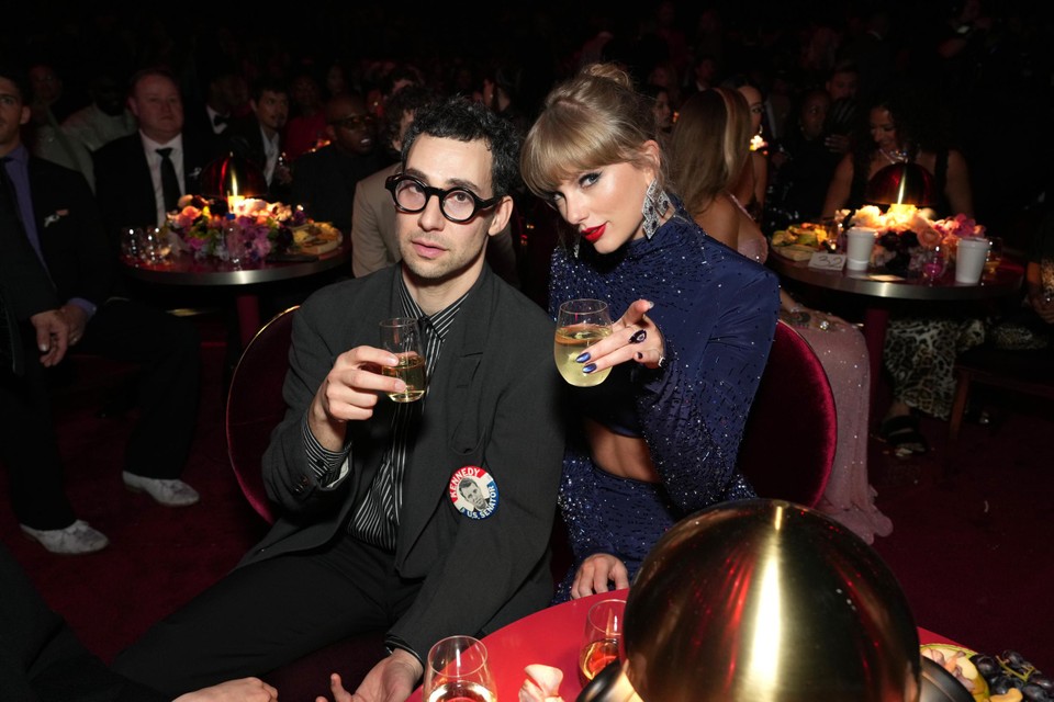 Taylor Swift met haar producer, Jack Antonoff, tijdens de Grammy’s. ‘We zullen tot 2089 samen muziek maken’.