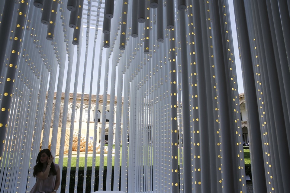 ‘House emotions’ van Tabanlioglu Architects, een kubus begrensd door metalen staven op de universiteitscampus 