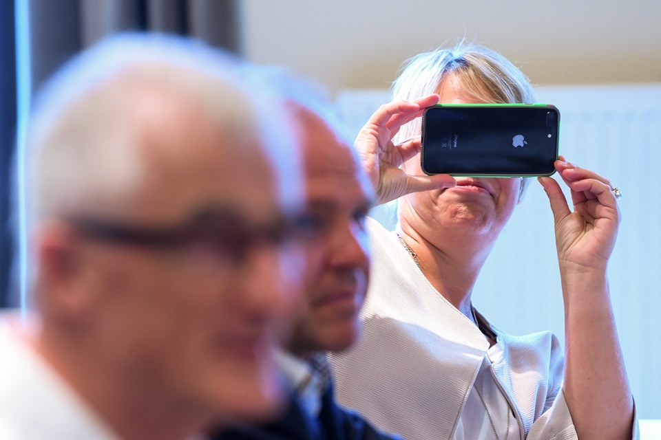 Ex-minister Joke Schauvliege maakt met haar gsm een foto tijdens een ministerraad in september 2018. 