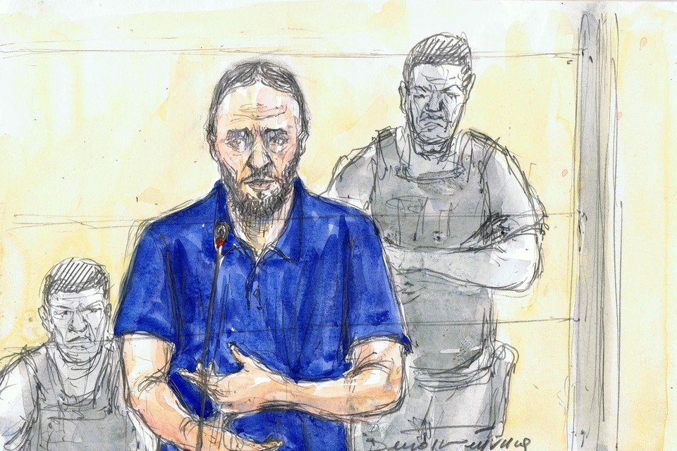 Een schets toont Salah Abdeslam tijdens het proces. 