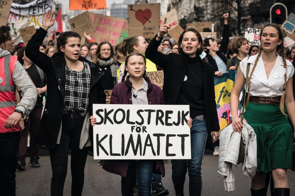 Anuna De Wever (tweede r.) met Greta Thunberg en andere klimaatjongeren tijdens een mars in Brussel, begin 2019.