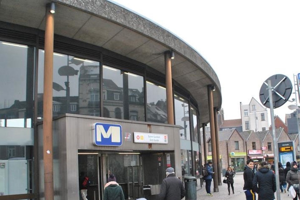 Metrostation Sint-Guido. 