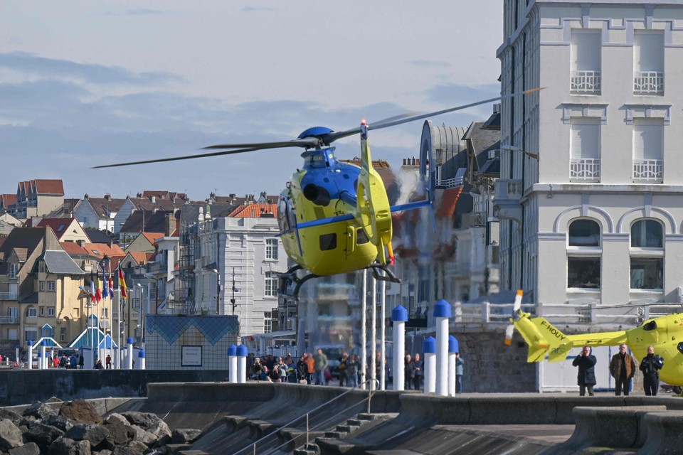 Een reddingshelikopter stijgt op van de dijk van Wimereux.
