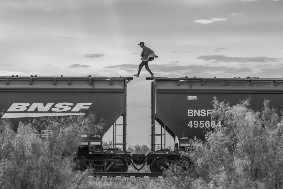 Een migrant wandelt over de wagons van een vrachttrein, bekend als ‘The beast’, die veel gebruikt wordt door mensen die de grens over willen.