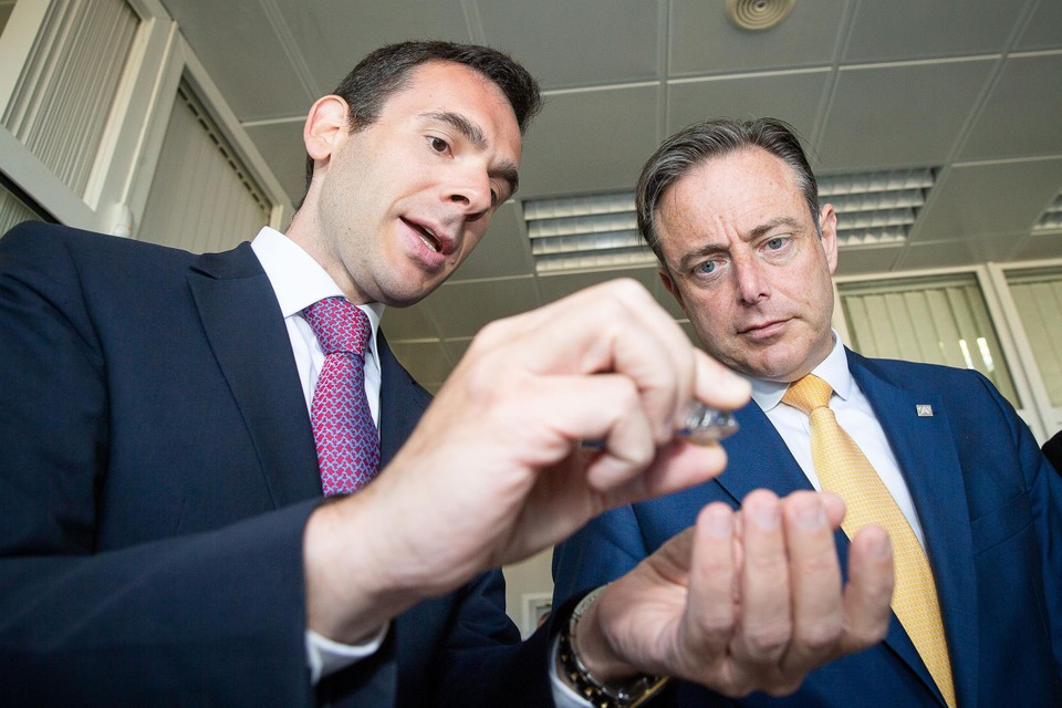 Ceo Ari Epstein van AWDC toont een diamanten ring aan N-VA-voorzitter Bart De Wever tijdens een handelsmissie in Rusland in 2018.