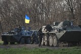 thumbnail: DINSDAG. Oekraïense gewapende troepen zijn dan toch uiteindelijk een operatie tegen de separatisten in het oosten van het land. De luchthaven van Kramatorsk staat weer onder controle van Oekraïne.