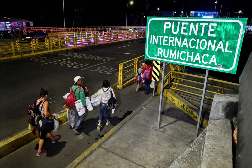 Gevluchte Venezolanen steken de grens tussen Colombia en Ecuador over 
