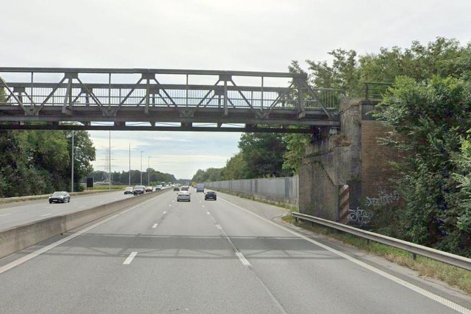De wagen raakte de pijler van een fietsbrug over de E40 richting Brussel.