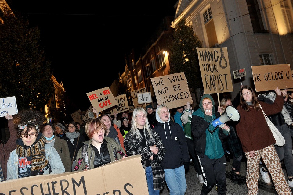 Betogers gaan een open brief tegen seksueel geweld gaan afgeven in een protestmars 