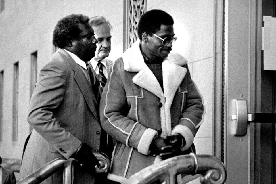 Carter op weg naar het gerechtsgebouw in Newark in 1985