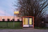 thumbnail: Woensdag 18 maart. Lege broodautomaat bij zonsondergang, Wijnegem, gisterenavond. Lijkt me momenteel veiliger dan de warme bakker iets verderop.