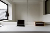 thumbnail: Het bureau met bandraam: ‘De leukste werkplek die ik me kan inbeelden.’ 