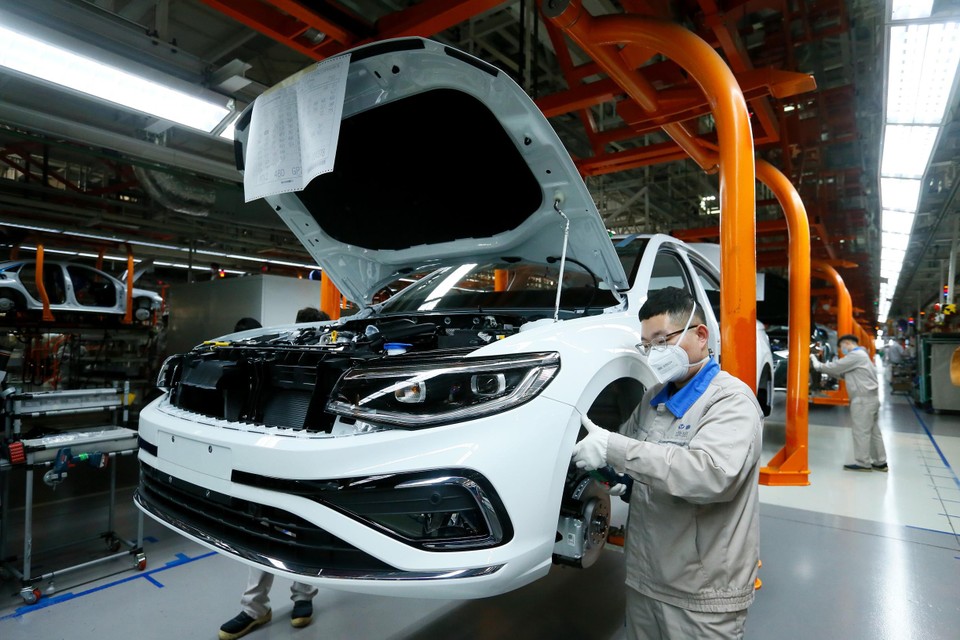 Autoassemblage in een fabriek in het Chinese Qingdao, die gezamenlijk eigendom is van het Chinese FAW en het Duitse Volkswagen.