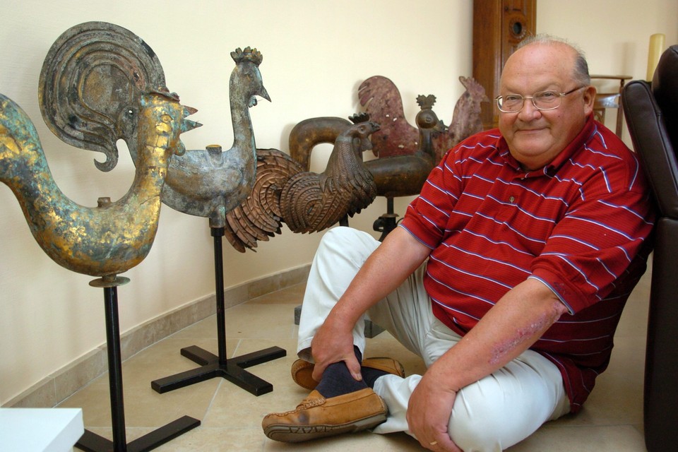 Dehaene en zijn hanen, die hij verzamelde. De foto werd genomen ter gelegenheid van zijn 65ste verjaardag.
