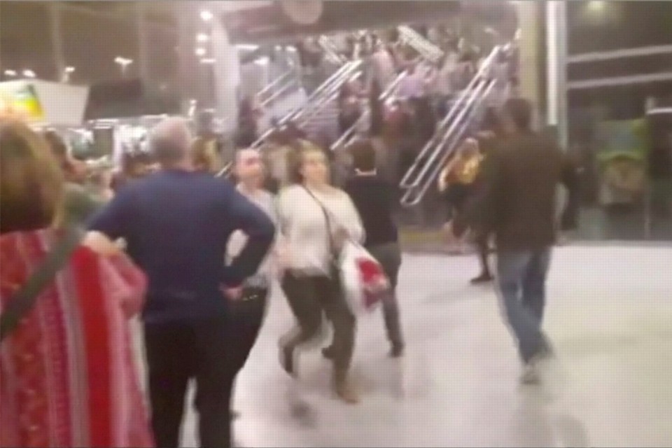De eerste oproepen over een explosie aan de Manchester Arena kwamen maandagavond net na half elf binnen bij de Britse politie. 