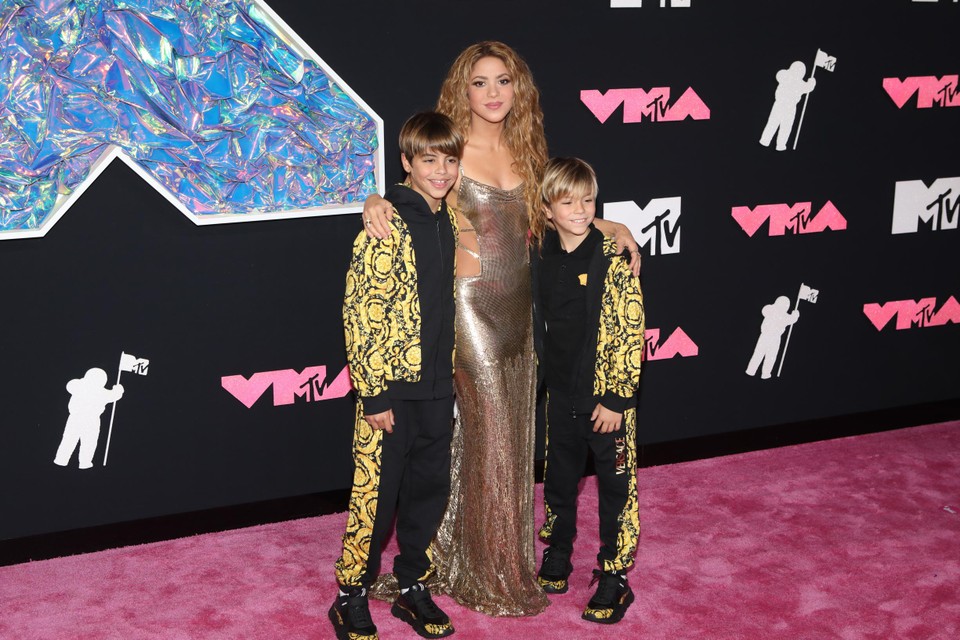 Shakira met haar zoontjes op de rode loper.