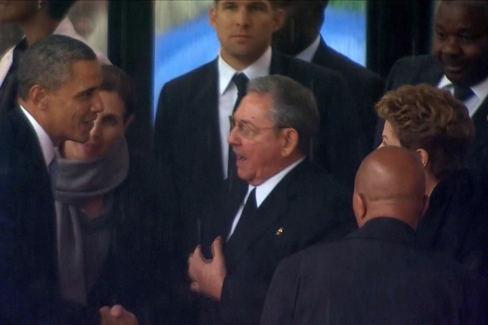 Barack Obama en Raul Castro schudden al eens de hand op een herdenking van Nelson Mandela. 