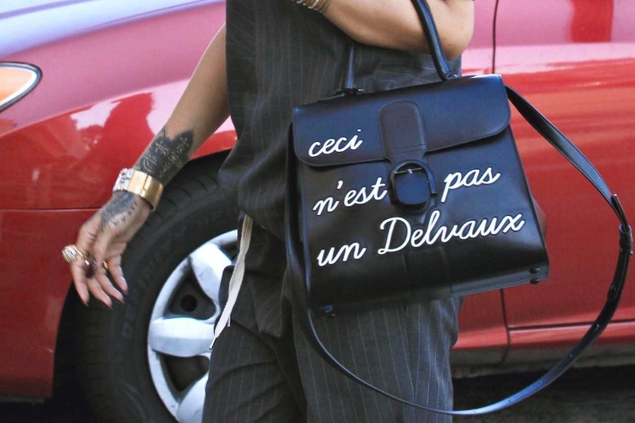 Rihanna pronkt met Belgische handtas