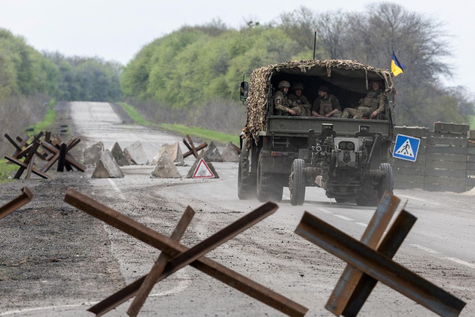 Oekraïense soldaten rijden richting het front nabij Izjoem. 