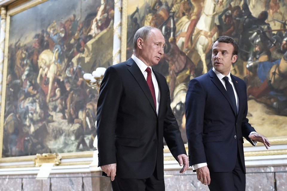 Poetin kwam ook naar Frankrijk om een tentoonstelling in Versailles te openen over tsaar Peter de Grote. 
