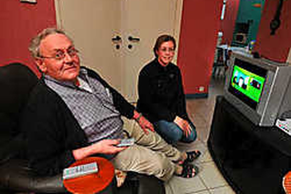 Eddy is een van de eerste senioren in Kortrijk die Telesenior gebruikt. Hij staat dagelijks twee keer in contact met verpleegkundige Valerie Vanhoorelbeke (rechts).Patrick Holderbeke