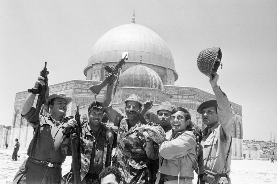 Israëlische soldaten juichen na de verovering van de Oude Stad in Oost-Jeruzalem op Jordanië, tijdens de Zesdaagse Oorlog (juni 1967).