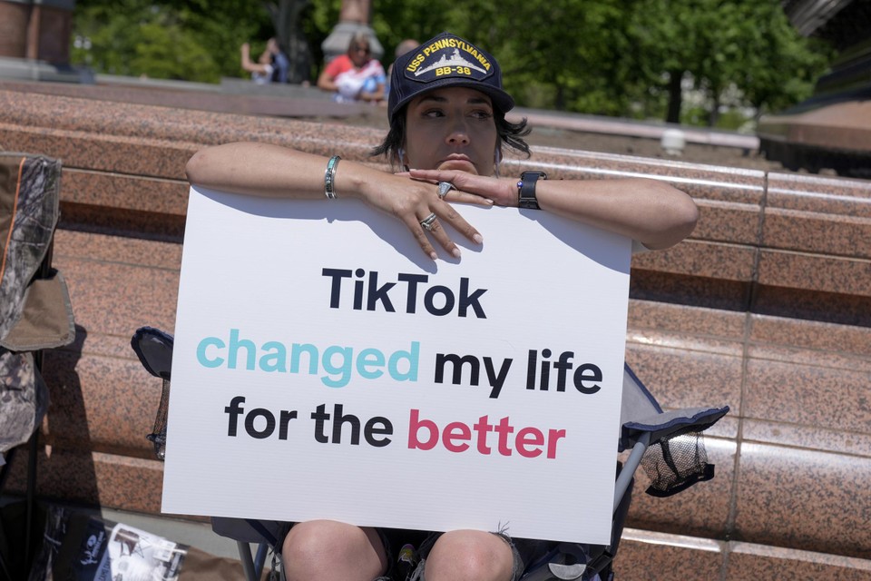 Een Tiktokgebruiker tijdens een betoging in Washington dinsdag.
