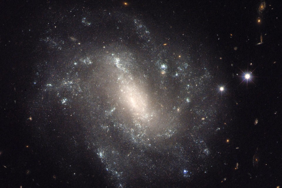 Een sterrenstelsel dat 130 miljoen lichtjaren van ons verwijderd is. Het is een van de 6 miljoen stelsels dat de astronomen en kosmologen gebruikten voor hun onderzoek.