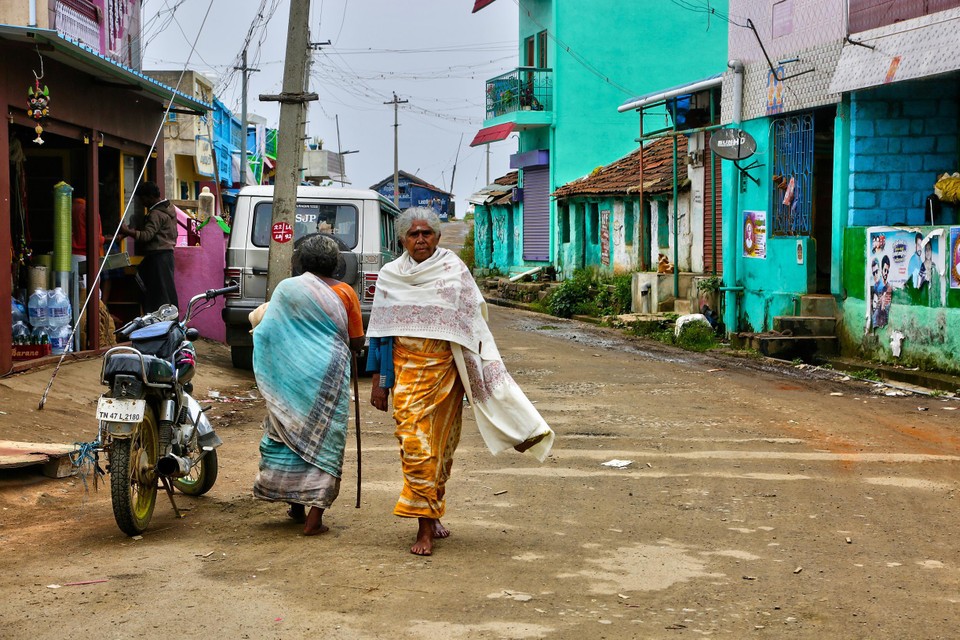 Vrouwen wandelen in Kodaikanal, in de Indiase deelstaat Tamil Nadu.