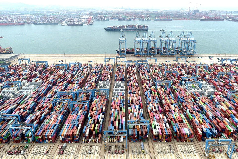 De Qingdao-haven in de provincie Shandong. De dalende vraag vanuit het Westen dreigt een impact te hebben op de Chinese export. 