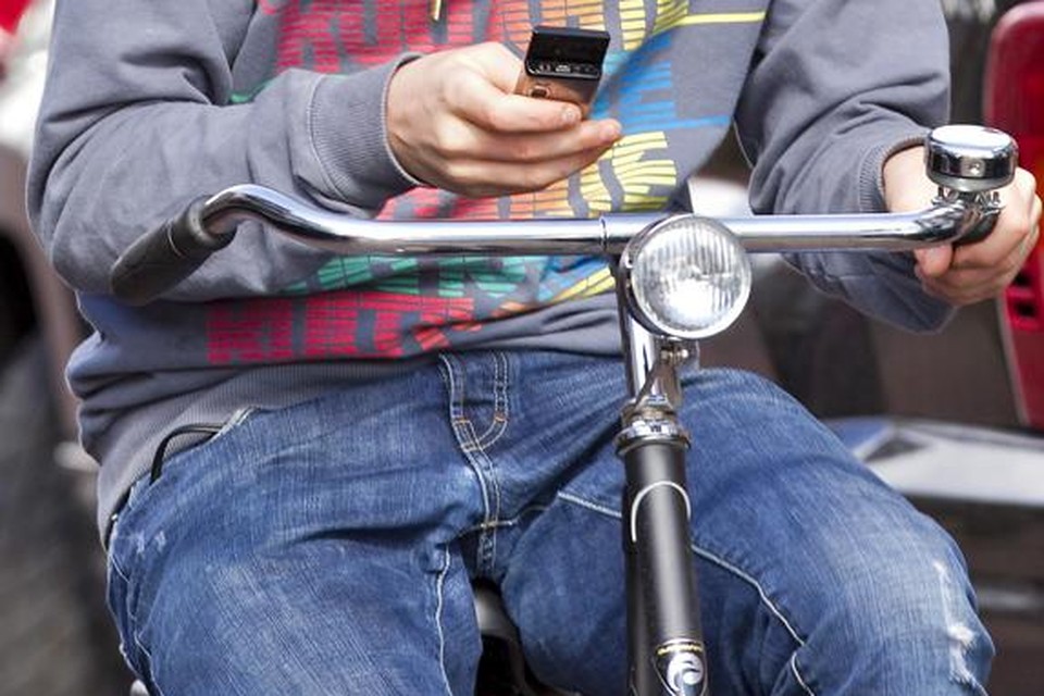 helft van de jongeren gsm't tijdens het fietsen | De Standaard Mobile