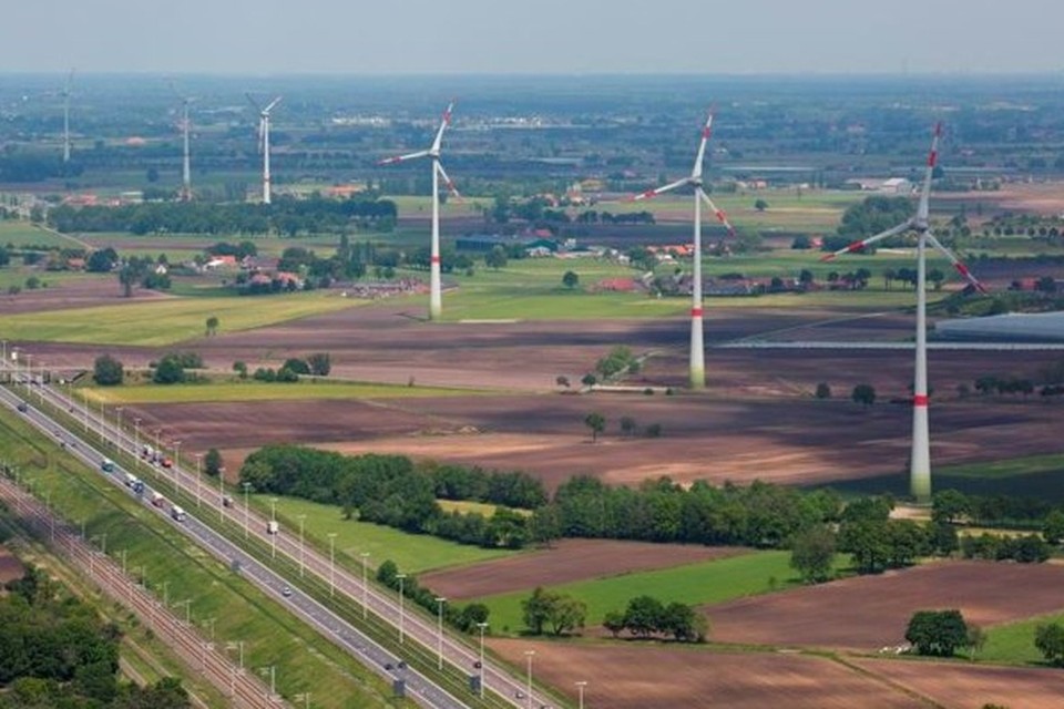 De windturbines zijn een vertrouwd zicht langs de snelweg 