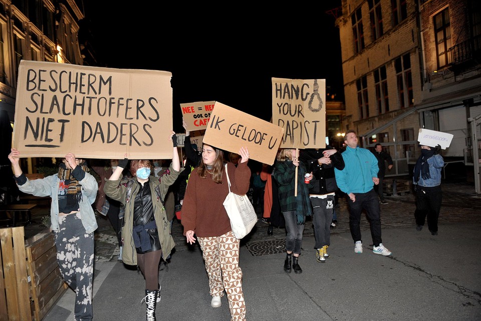 De manifestanten kaarten ‘de verkrachtingscultuur’ in het Gentse nachtleven aan. 