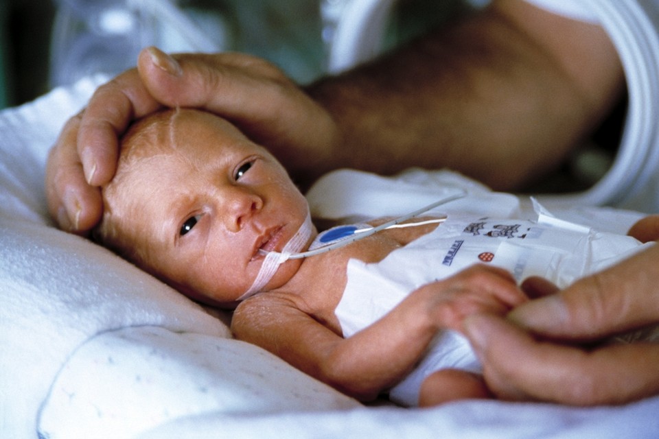 Vroeggeborenen dragen de littekens van de vele prikken die ze kregen, soms hun leven lang mee. 