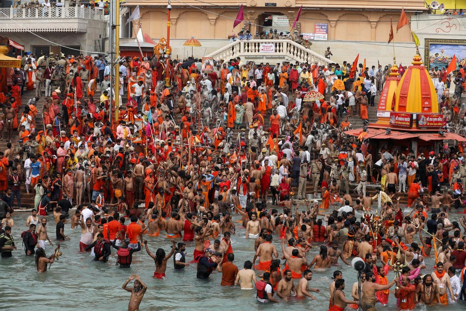 Afstand houden in de Ganges is schier onmogelijk. Een enkeling op de oevers draagt een mondmasker.