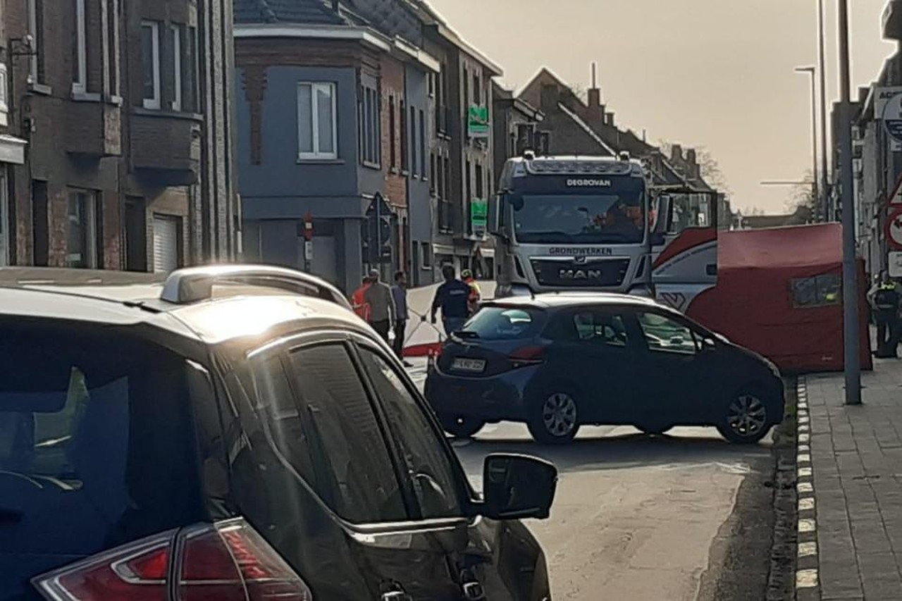 Vrachtwagen rijdt cargofiets aan: jongen (7) overleden, moeder lichtgewond  | De Standaard Mobile